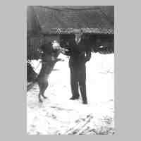 062-0011 Kurt Marquardt im Winter 1943-44 auf dem Hof mit seinem Wachhund -Nero-. Im Hintergrund der Werkzeug- und Geraeteschuppen .jpg